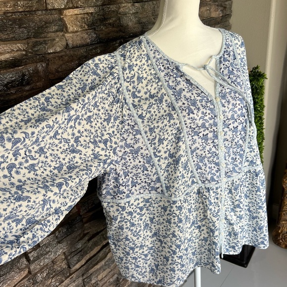 Old Navy Floral Blue and White Blouse - Picture 8 of 13